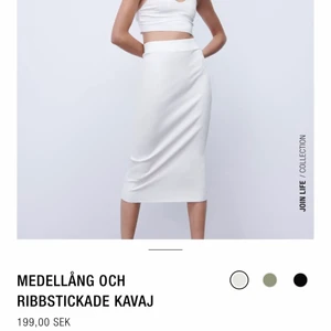 Vit ribbad kjol från Zara - Säljer denna ribbade vita kjol från Zara. Endast använd 1 gång. Köptes någon vecka sen och säljer för att jag inte kommer få användning av den. Sitter som storleken! Pris kan diskuteras vid snabb affär. 