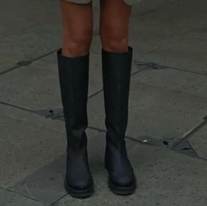 SÖKER svarta stövlar stl 36 - Jag Söker svarta stövlar i storlek 36, 35 funkar också 