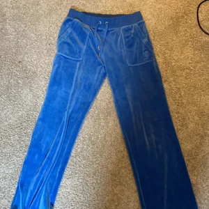Juicy couture strl S - Hej! Säljer mina nästan helt oanvända juicybyxor eftersom dom var för stora för just mig! Finns inga skador och dom är köpta på juicy hemsidan för 1100.