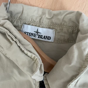 Stone Island overshirt - Säljer denna fetta men stilrena overshirten som passar till många olika outfits, funkar som casual eller till lite finare tillfällen. Lite desperat på pengar därför släpper jag den för 1500 fraktad, 9/10 Size M, inga bud 1500 eller inget