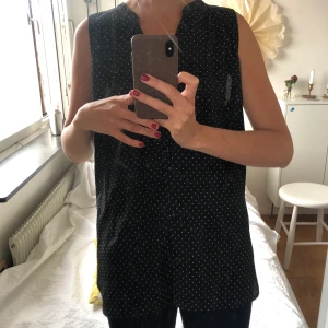 Blus-linne  - Fint linne i ”blusmaterial”. Aldrig använt, har bara legat i garderoben de senaste åren. Priset kan diskuteras! 