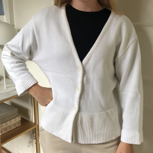 Kofta vit - Finstickad kofta från viento 