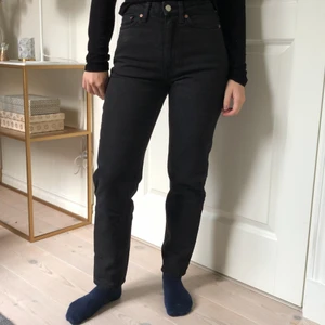 Jeans weekday - Svarta jeans från Weekday, modell Mika. L:28 w:24