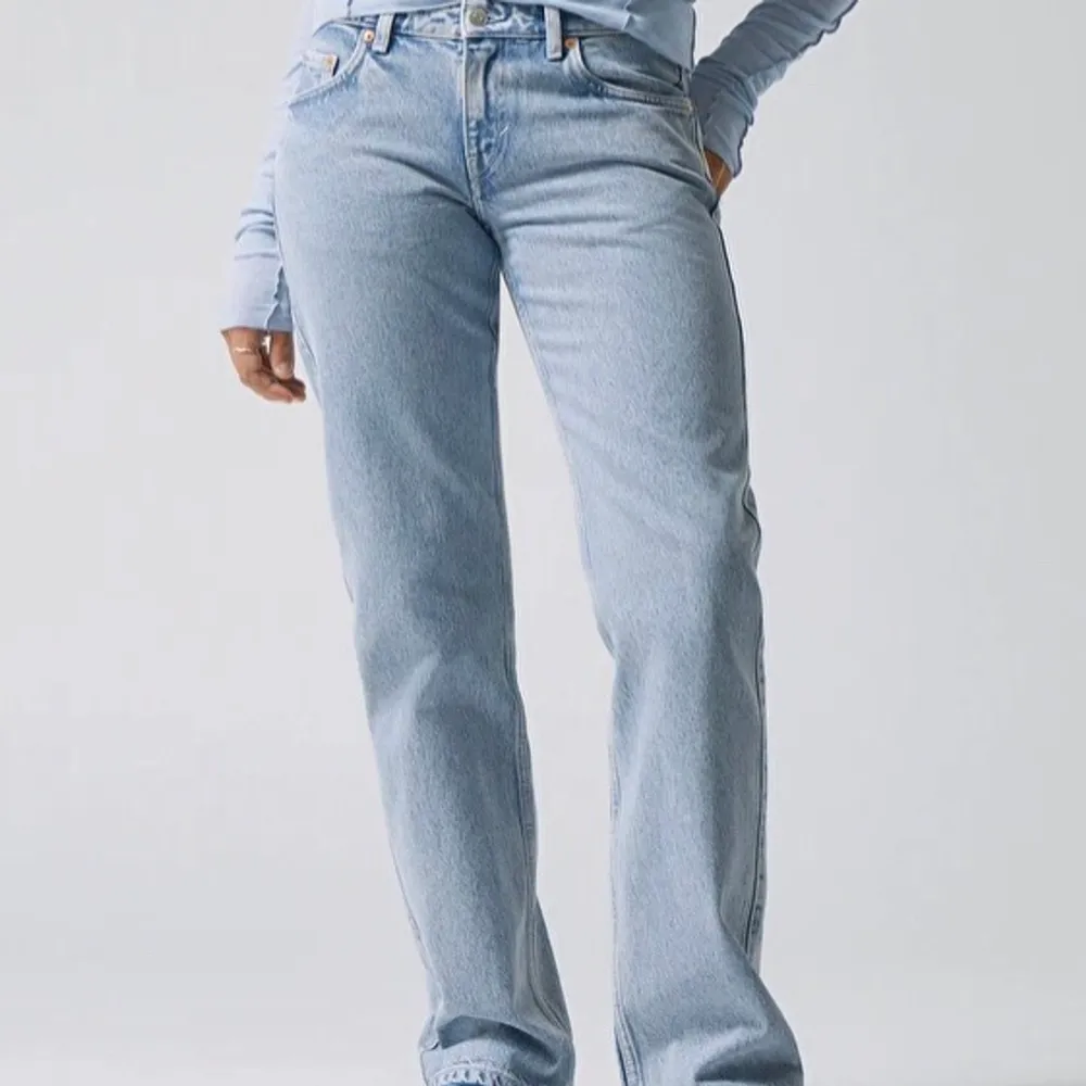 Jag säljer dom här weekday jeansen i storlek  W24 L32. Har inte använt dom så många gånger så dom är i bra skick. Köpte dom för 500kr men säljer dom för 350kr💕💕. Jeans & Byxor.