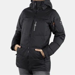 Sail racing jacka!  - Säljer nu min Sail Racing jacka som jag köpte förra året. Använd en vinter och nästan som ny, det ända tråkiga är att jag har ett hål precis vid fickan. Men eftersom det är vid fickan så syns det inte alls. Nypris 3499kr! 💓