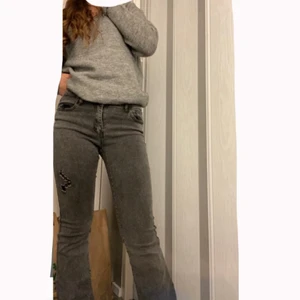 Bootcut jeans low waist  - Säljer pga förstora! Aldrig använts (tvättade en gång! Helt nya. Köptes för 1 vecka sen. Tryck på ”köp direkt” om du inte har några frågor och är helt säker på köpet. Om ni undrar något är de bara att skriva ! :) postar inom 1-3 dagar! Skickar bevis