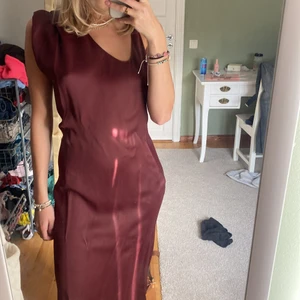 Sidenklänning från Zara - Jag säljer denna supersnygga klänningen från Zara. Den är knappt använd, så säljer den av anledningen pga det. Den är jätteskön och är en helt perfekt längd! Säljes för 100kr inkl frakt. Den är lite brun/rostig i färgen. Jag har normalt storlek S.