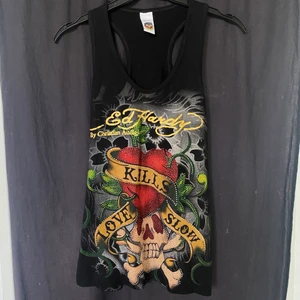 Ed Hardy tank top - Mycket sällsynt y2k Ed hardy tank top med rhinestones och tryck på ryggen, använd en gång! står ingen storlek, men det är strechigt material så passar nog XS-M
