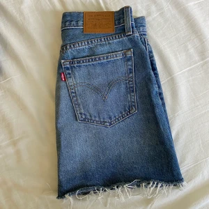 Levi’s kjol - Blå jeans kjol från Levi’s, använd ett fåtal gånger och är i bra skick 💗