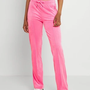 Juicy Couture - Juicy Couture byxor strlk M, använda 2 gånger. Köpta för typ 800kr så säljer för 500 + frakt. Men priset går att diskuteras. Kom privat för egna bilder