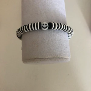 Svartvitt armband - Svart och vitt armband med smiley på.   15kr plus 12kr frakt  Mär din vrist för att veta din storlek  Instagram: smileyyjewelry
