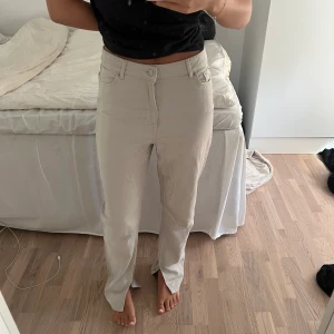 Jeans - Gråa jeans med slit. Knappt använda 