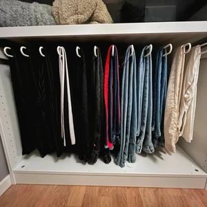 Byxor - Massa byxor! Säljer alla eftersom de är för små för mig nu. Allt från Zara till Levi’s. Blandad kompott av kostymbyxor, jeans och vaxade byxor. Alla ligger som separata varor i min profil. Priser kan diskuteras. Klicka ej på köp nu 💙