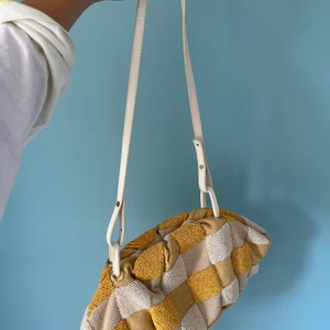 Rutig väska från zara - Ball handväska som funkar till det mesta!