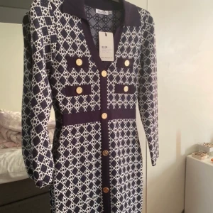 Klänning - Elegant sexig klänning som sitter perfekt på din kropp. Aldrig använd, orginalpris var 800kr