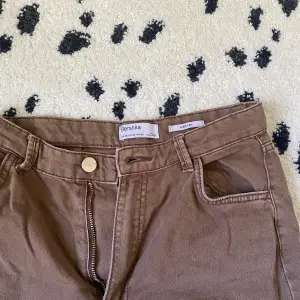 Bruna jeans från märket Bershka i storlek 38. Modell ”wide leg”.