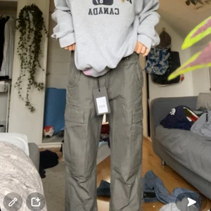 Cargobyxor  - Hej! Säljer dessa skit snygga cargobyxor pågrund av att dem tyvärr inte kommer till användning. Dem är i nyskick och är helt oanvända. Dem är lågmidjade och man kan späna åt dem på bägge sidor av midjan om man inte  tycker dem passar. 