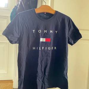 Säljer min brorsas Tommy Hilfiger t- shirt. Tröjan är aldrig använd, tror inte ens den är testad och i super skick!👍 Han fick den i present men är ej hans stil. Storlek L står det i tröjan men passar även M, och S om man vill ha mer oversized look!