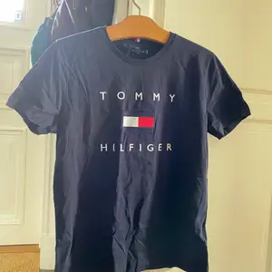 Säljer min brorsas Tommy Hilfiger t- shirt. Tröjan är aldrig använd, tror inte ens den är testad och i super skick!👍 Han fick den i present men är ej hans stil. Storlek L står det i tröjan men passar även M, och S om man vill ha mer oversized look!