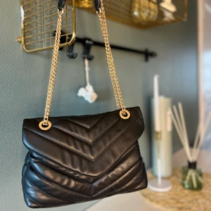 Väska - Säljer denna sjukt snygga väska som påminner om saint laurent väskan. Där är inga skador och väskan är sparsamt använd 🖤🤎