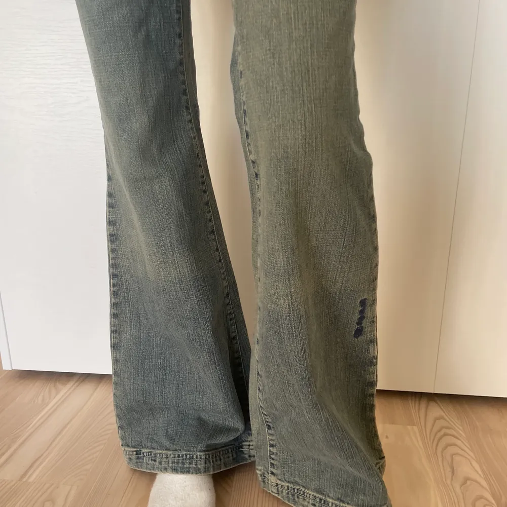 jeans köpta från sellpy men är märket ripcurl. lågmidiade och utsvängda. oanvända av tidigare ägare och prislapp kvar på 849kr.  midjemåttet är 74cm och innerbendlängden är 80cm!!❣️. Jeans & Byxor.