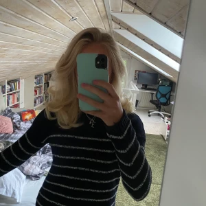 Stickad tröja  - Säljer en second hand tröja! Den är i bra kvalité!!