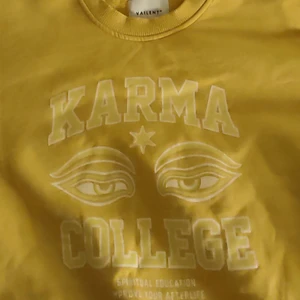 Vailent sweater storlek M - Blev lite svårt med bilder, skriv gärna dock om bättre bilder önskas 🌺 Har M och den passar utmärkt. Funkar även som någonting mer baggy om man har S ✨✨ Pris kan alltid diskuteras ☁️