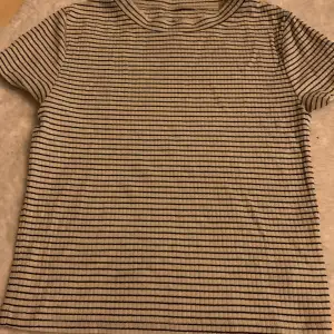 En tröja från H&M vit med svarta ränder. Jag har använt några gånger men är i bra skick. Jag köpte den för 50kr men säljer för 30kr + frakt beroende på hur mycket den väger😁