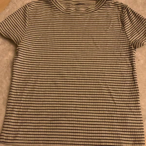 En tröja från H&M storlek xs. - En tröja från H&M vit med svarta ränder. Jag har använt några gånger men är i bra skick. Jag köpte den för 50kr men säljer för 30kr + frakt beroende på hur mycket den väger😁