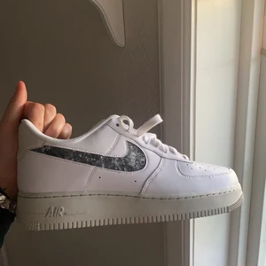 Strl 42 - Aldrig använda! Låda följer med 