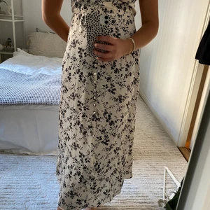 Lång blommig klänning - Superfin oanvänd blommig klänning från Zara. Perfekt till sommaren men går också att ha på hösten med en stickad tröja eller jacka över. Bara att skicka ett meddelande vid intresse eller frågor. 🤍