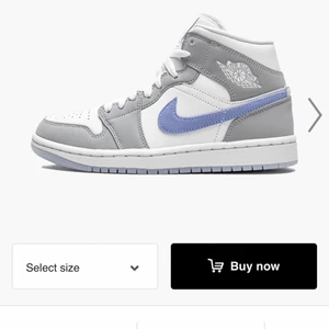 Jordan 1 mid  - Säljer mina skor då jag aldrig använder dom dom är i fint skick liten repa men syns knappt ( kom för bilder osv) dom är st38,5 passar 39 skulle jag säja. Äkta har kartong osv. Köpta från restock. Nypris 3.400 säljer för 1000 om fler e intresserade budgivn