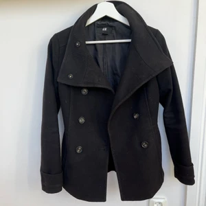 Svart kappa - Säljer denna fina kappan från H&M som jag har köpt här på Plick. Kappan är i jätte fint skick. Storleken på kappan är 34. Säljer då den inte kommer till användning💓