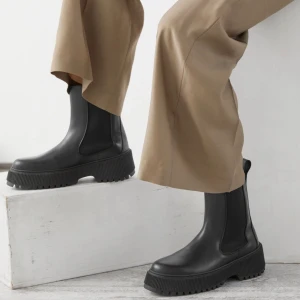 Chelsea boots - Chunky Chelsea boots i storlek 37 från &otherstories, inköpta förra året men endast använda en halv säsong. Fint skick! Nypris 1790kr