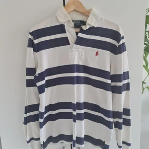 Ralp Lauren Rugby - Vit och blå ralph lauren rugby, klassiker.  Org. Pris 1500