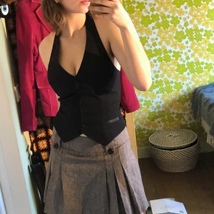 Croppad halterneck väst - Liten svart kostymväst med halterneck, supersnygg! Hmu om du är intresserad, frakt tillkommer ♥️♥️