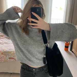 Väskan - Säljer en Såå fin väska i mocka med superfina silverdetaljer! På ena sidan har den en silvrig cirkel och på andra en kedja med en toffs. Får plats med dator och böcker så den passar perfekt till skolstarten! Något nopprig men tas bort med nopperborttagare