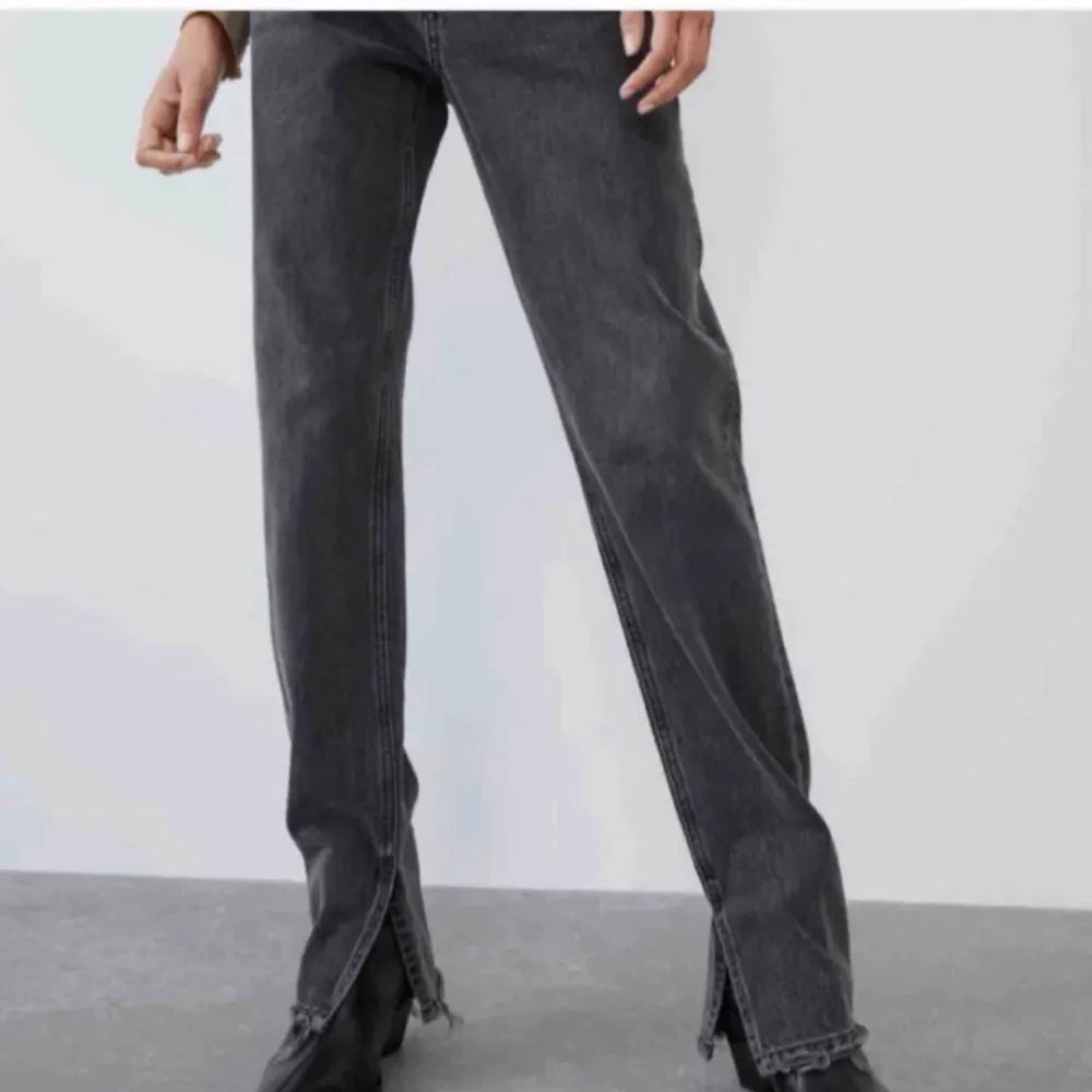 Säljer dessa snygga zara jeans som är mid Rise! Storlek 38 men passar mig med 36❤️. Jeans & Byxor.