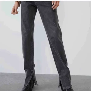 Grå zara jeans - Säljer dessa snygga zara jeans som är mid Rise! Storlek 38 men passar mig med 36❤️