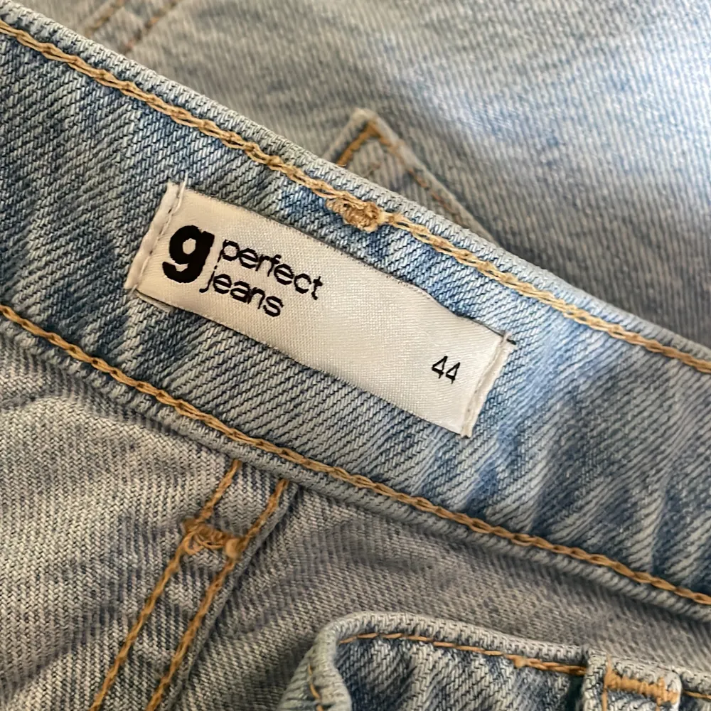 Jeans från Gina i modellen 90s high waist, storlek 44. Tar endast swish ;). Jeans & Byxor.
