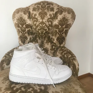 Vita jordans  - Säljer dessa vita jordans, använda ett x antal gånger men har inga defekter. Som nya 🌷