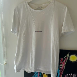 Saint luarant T-shirt  - Plagget är använt (inga fel) Storlek M Nypris 3000kr Släpper till bra pris! Tar bud! Självklart äkta!