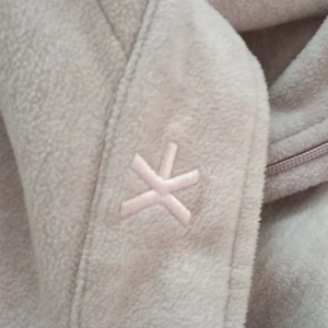 Everest tröja  - Detta e en Everest tröja i färg rosa den är varm och skön.väldigt bra att ha i skogen!