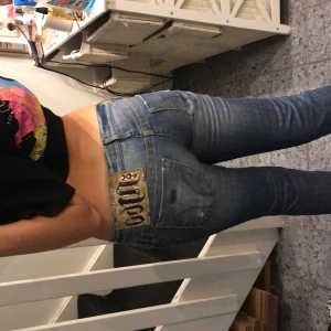 Miss sixty lågmidjade jeans - Måste tyvärr sälja mina älskade miss sixty jeans som tyvärr inte passar mig längre. Det är jätte cool tag på dom där bak och slitsen har dragkedja. 72cm längd