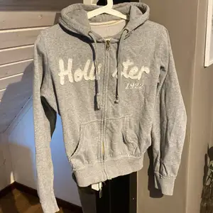 En zip up hoodie från hollister i storlek S men som jag tycker sitter som en xs!  Säljet för 80 + frakt! 