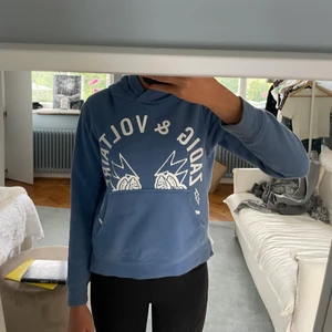 Zadig hoodie - Säljer sjuuuuukt snygg zadig hoodie, helt slutsåld överallt. Säljer då den blivit lite liten på mig som är ungefär 170cm lång. Borde passa någon några cm kortare än mig. 