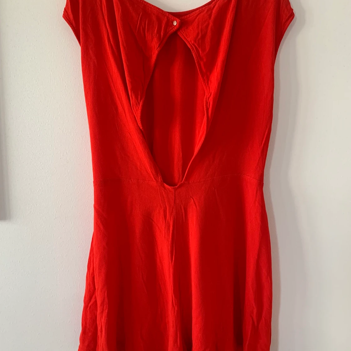 Byxdress med öppen rygg  - 90