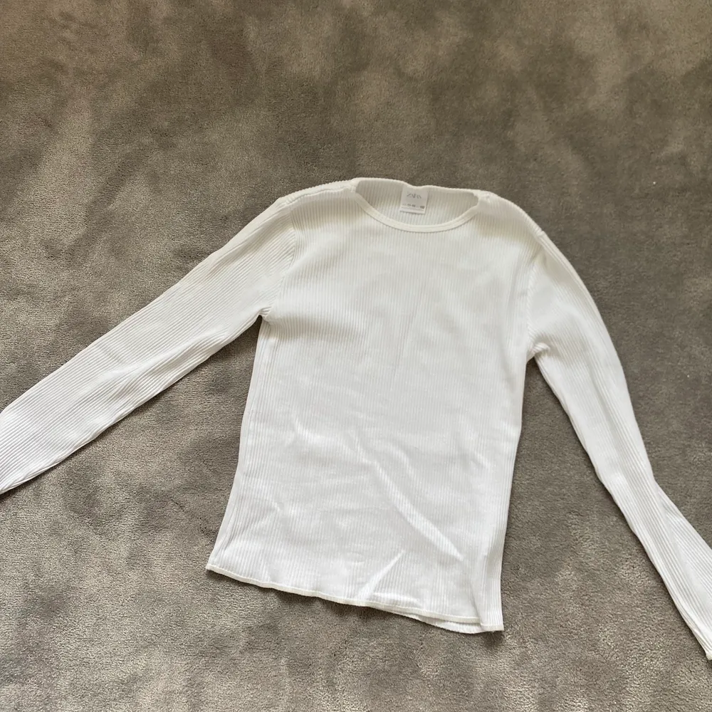 En fin basic ribbad tröja från zara som nästan är oanvänd i strlk 11-12 (152) men skulle kunna funka om du ligger mellan 164 och 152. T-shirts.