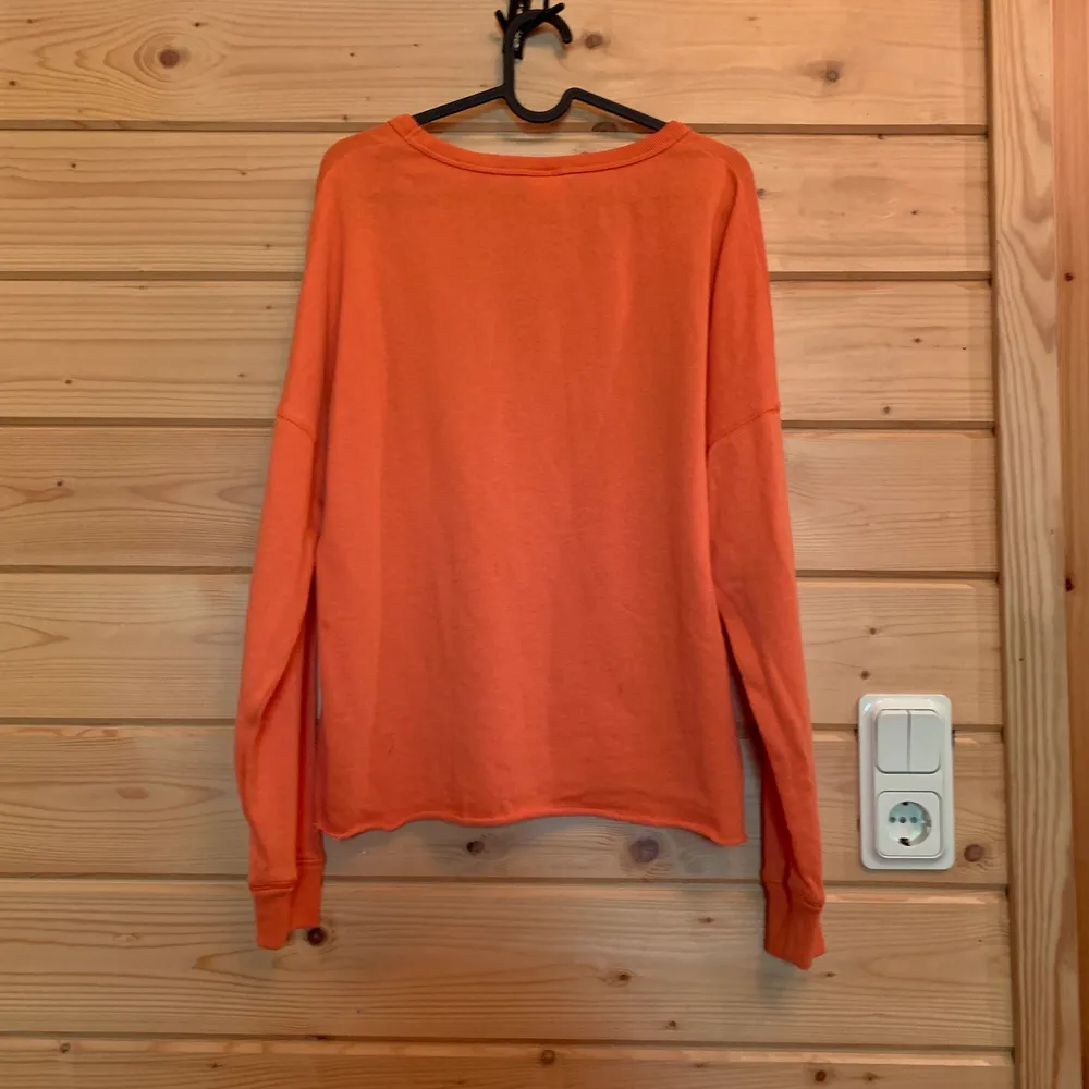 Orange sweatshirt från Victorias secret PINK, aldrig använd, toppskick. Mysigt men runt material så den går att använda nästan hela året! Storleken är XS men jag har normalt S och tycker den sitter perfekt! Den är inte tajt på mig. Hoodies.