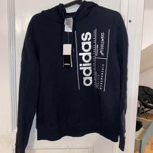 Adidas tjocktröja - Svart oanvänd adidas hoodie, prislapp kvar Storlek M